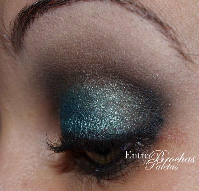 Look con el pigmento teal de Mac – Entre brochas y paletas | Blog de belleza