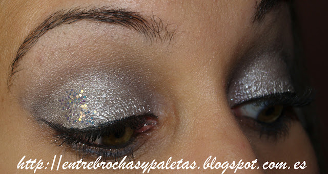 Look plateado con un toque de glitter – Entre brochas y paletas | Blog de belleza