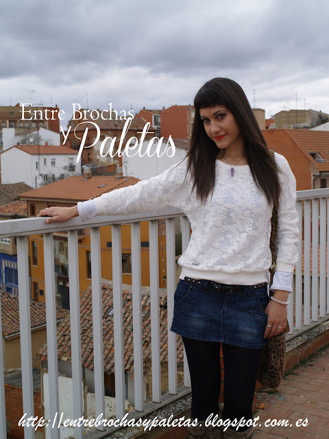 Outfit blanco y vaquero sobre el cielo – Entre brochas y paletas | Blog de belleza