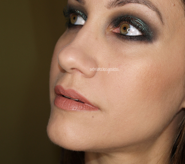 Ahumado con pigmento blue brown de Mac – Entre brochas y paletas | Blog de belleza