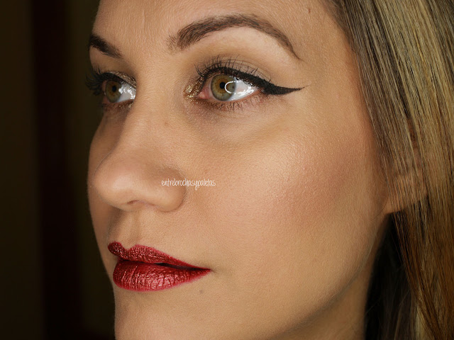 Delineado y labios rojos con glitter – Entre brochas y paletas | Blog de belleza