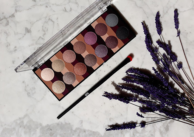 Eyeshadow palette 14 tonos de Delfy Cosmetics | Impresiones y maquillajes – Entre brochas y paletas | Blog de belleza