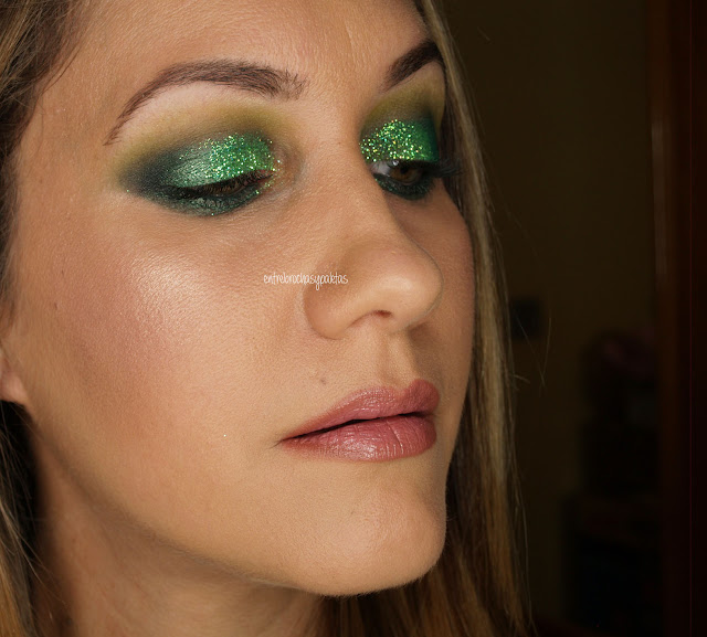 Maquillaje en tonos verdes con glitter – Entre brochas y paletas | Blog de belleza